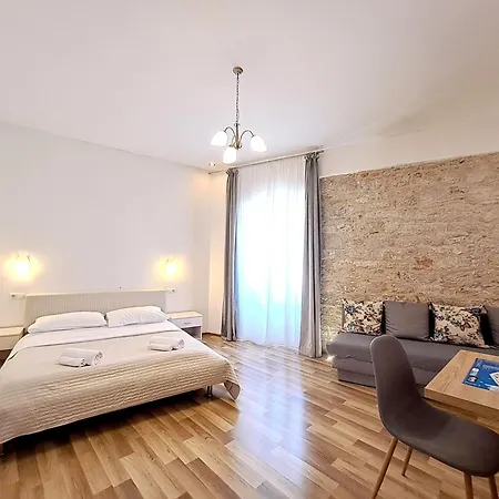 アパート メドゥリツ パレス ルーム ＆ *